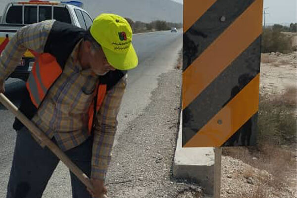 اجرای عملیات راهداری در محورهای مواصلاتی پارسیان